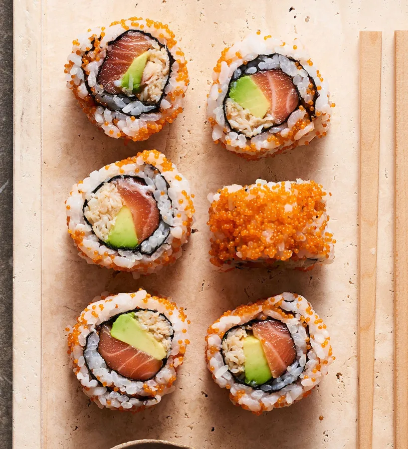 Rolls saumon avocat masago vus de dessus