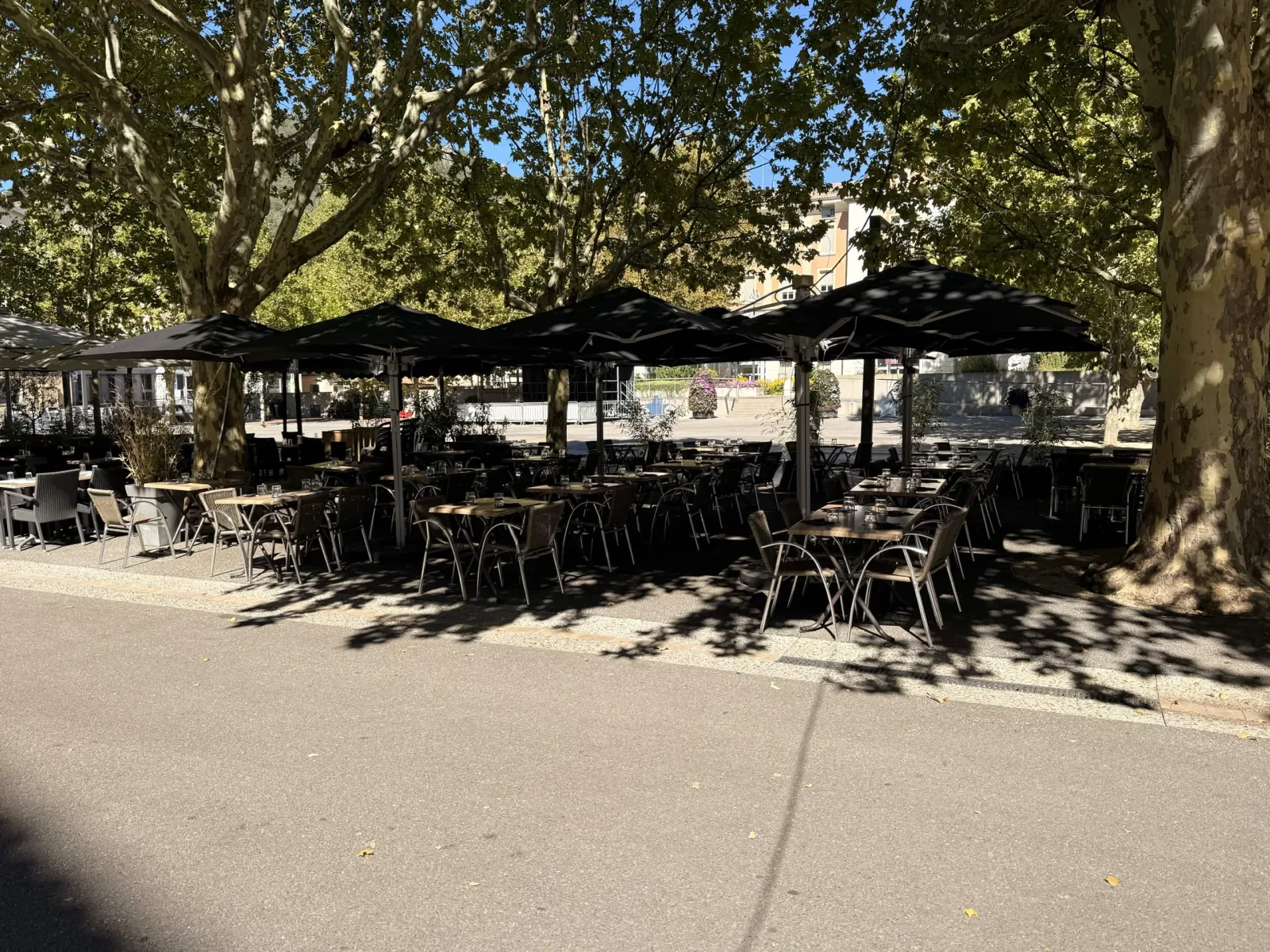 La terrasse le long de la place du Général de Gaulle