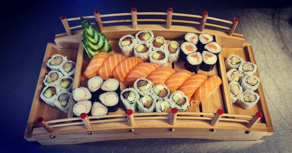 Plateau pont garni de makis, californias et sushis saumon, servi chez Sushi House